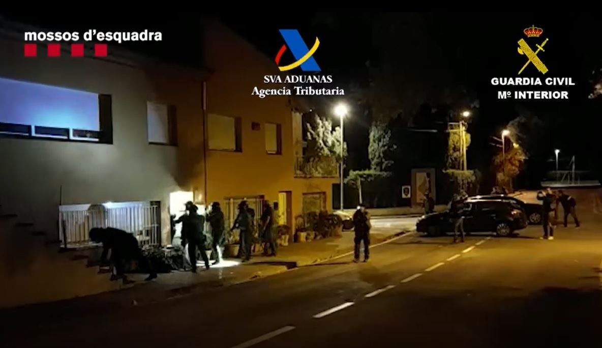 Agents que participen a l'operatiu policial contra un grup que presumptament construïa