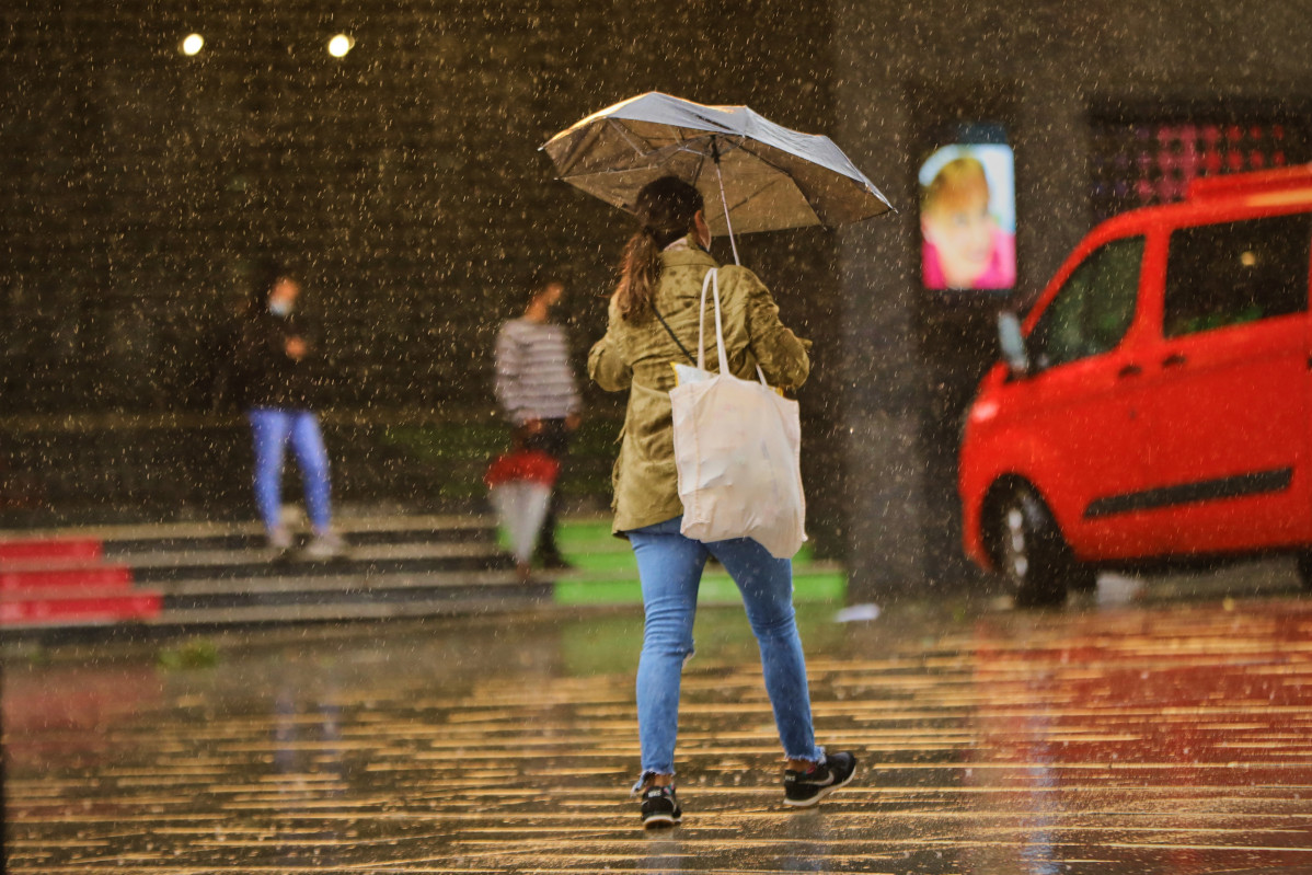 Arxiu - Una persona camina pel centre de la capital en una jornada marcada per les pluges i la baixada de temperatures, a Madrid, (Espanya), a 2 d'octubre de 2020. Això és degut a l'arribada de la borrasca atlàntica Alex que s'aprofundeix des d'ahir