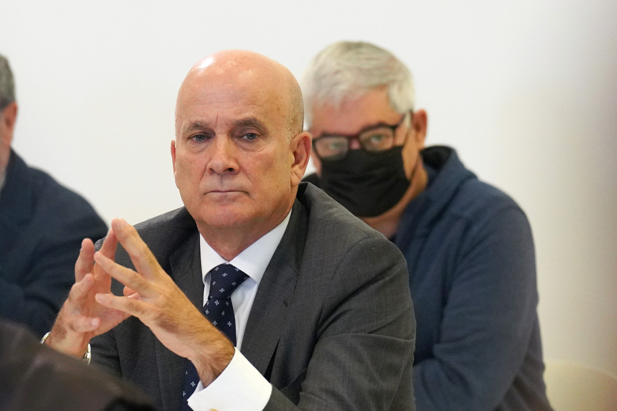 L'exdirector de Seguretat a la circulació d'Adif, Andrés Cortabitarte (i) i el maquinista del tren Francisco Garzón (d), durant la primera jornada del judici per l'accident ferroviari d'Al
