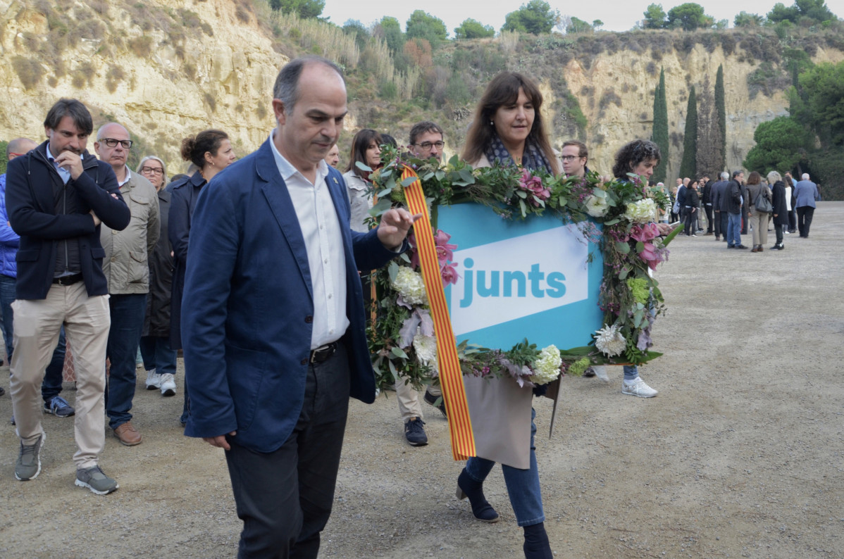 El secretari general de Junts, Jordi Turull, i la presidenta de Junts, Laura Borràs, a l'ofrena a la tomba de Lluís Companys al cementiri de Montjuïc.
