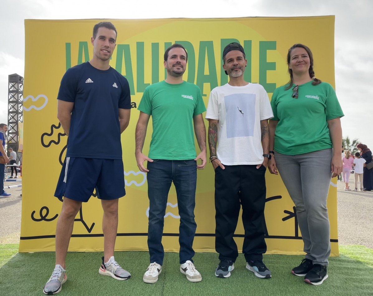 El ministre de Consum, Alberto Garzón, acompanyat de la directora de Gasol Fundation, Cristina Ribes; el cuiner Juan Llorca i l'influencer Javifreestyler, a la jornada 'La Saludable'