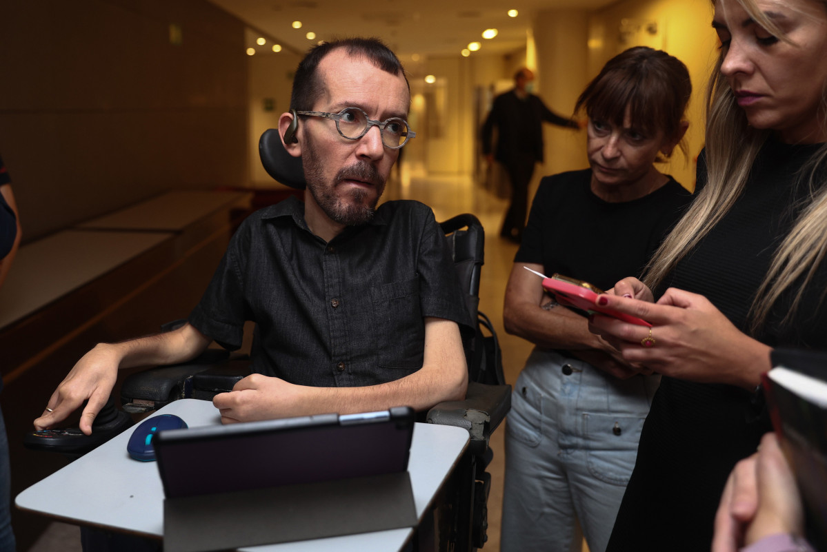 El portaveu d'Unidas Podemos al Congrés, Pablo Echenique, en arribar a les rodes de premsa prèvies a la Junta de Portaveus, al Congrés dels Diputats, el 18 d'octubre del 2022, a Madrid (Espanya).