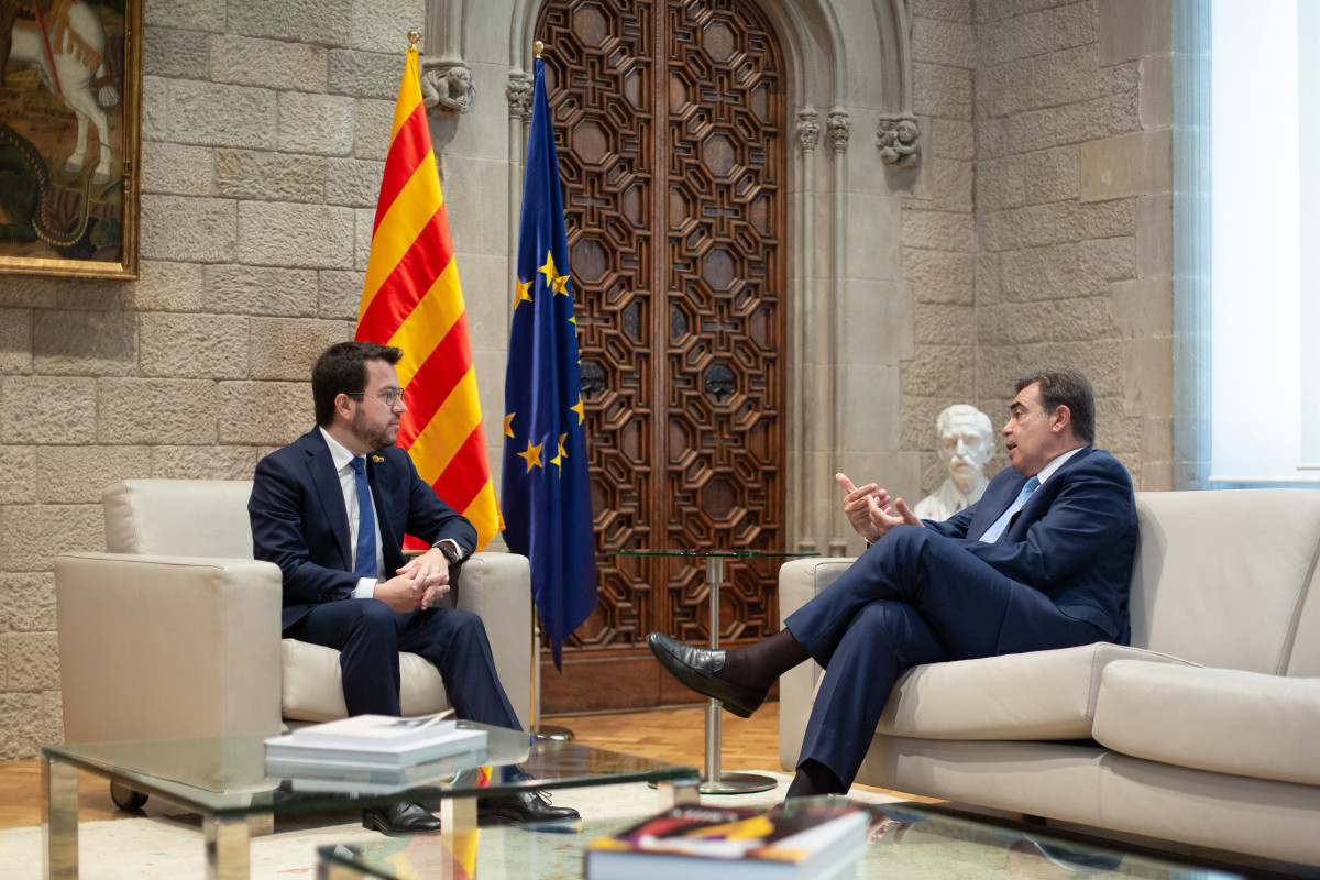 Arxiu - El president de la Generalitat, Pere Aragonès (i) i el vicepresident de la Comissió Europea, Margaritis Schinàs (d), durant la reunió al Palau de la Generalitat. ARXIU.