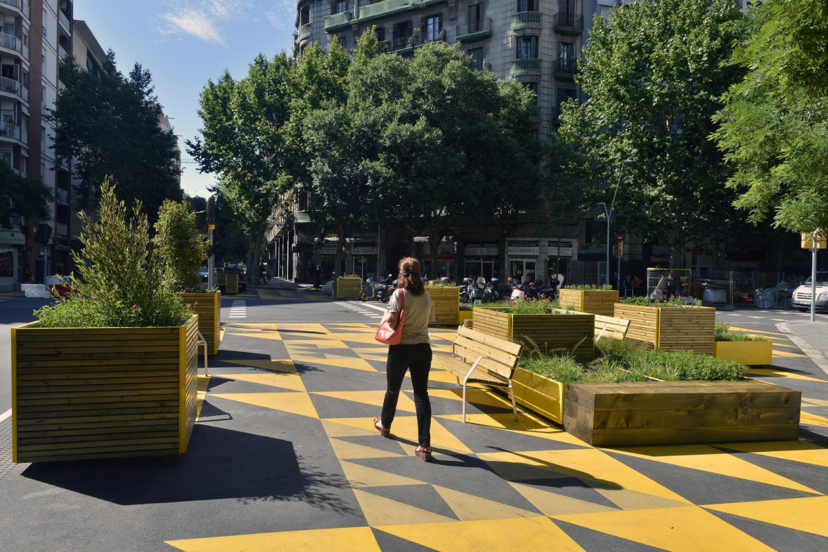 Arxiu - Una persona passeja per una superilla a Barcelona.