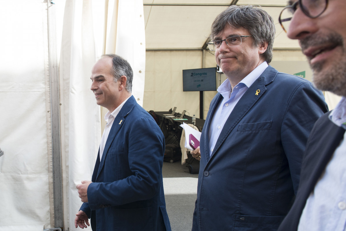 Arxiu - L'expresident de la Generalitat Carles Puigdemont i l'exconseller Jordi Turull arriben al Congrés de Junts
