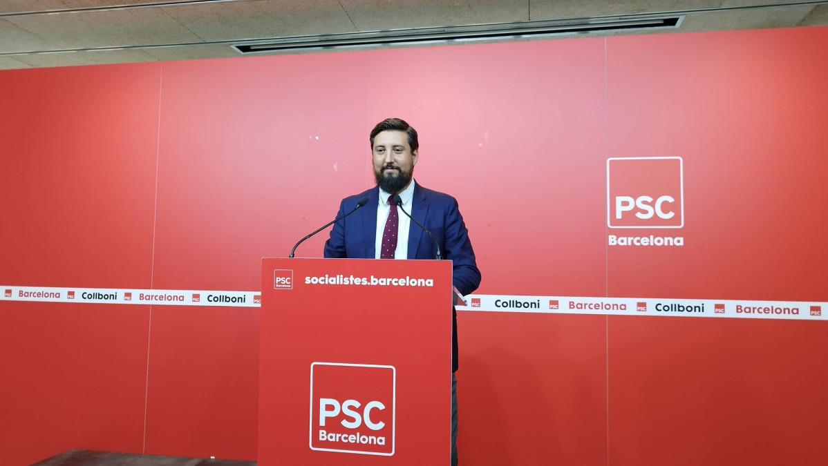 L?assessor del PSC a Barcelona Fernando Carrera en roda de premsa.