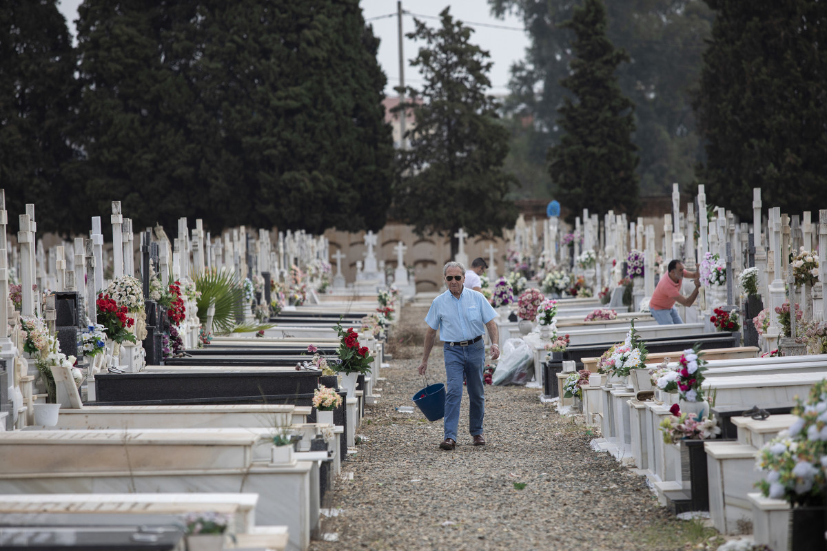 Visites al cementiri, el 31 d'octubre del 2022, a Sevilla (Andalusia, Espanya).