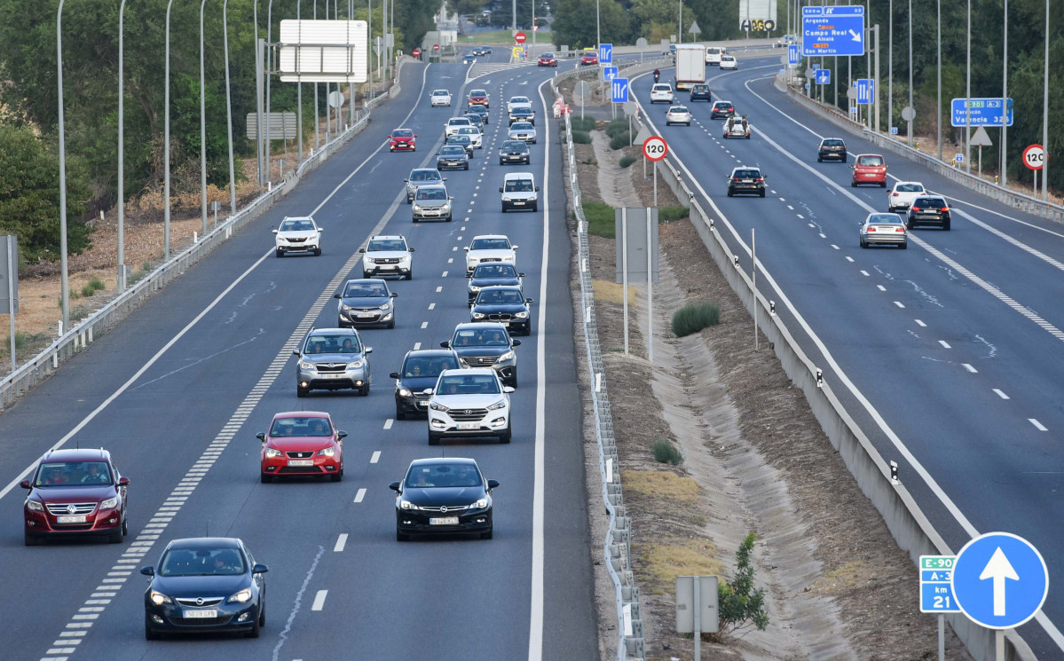 Arxiu - Una fila de vehicles a una carretera