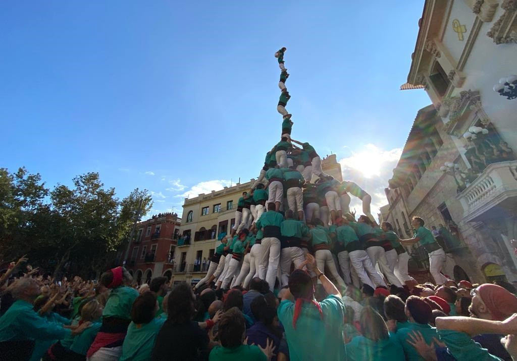 Imatge del primer pilar de 9 pisos de la història dels castells realitzat pels Castellers de Vilafranca