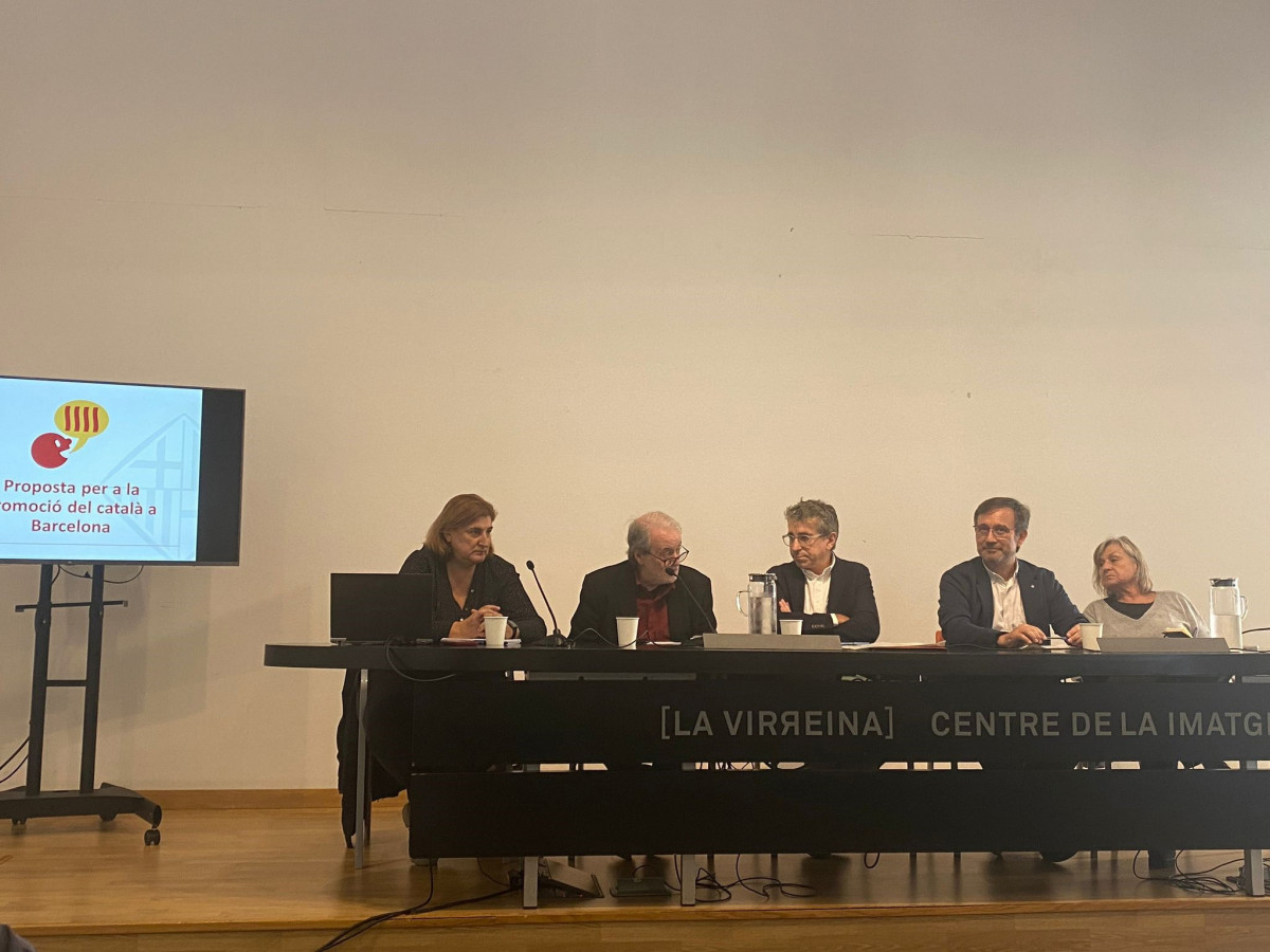 Marta Rovira, Jordi Font, Jordi Martí, Francesc Xavier Vila i Teresa Cabré en roda de premsa sobre la Mesura de Govern de Foment del Català.