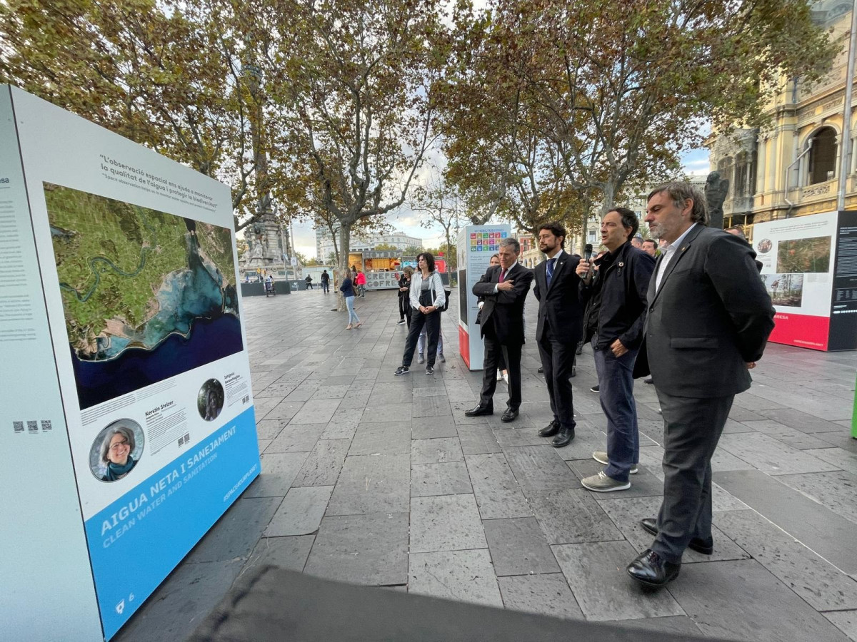 El president del Port de Barcelona, Damià calvet; el director de l'Institut Cartogràfic i Geològic de Catalunya, Jaume Massó, i el secretari d'Estratègia Territorial i Agenda Urbana, Francesc Sutrias, a la inauguració de l'exposició