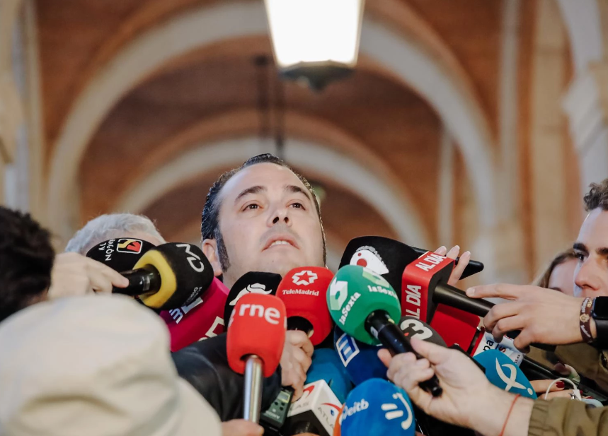 Manuel Hernández atenent la premsa durant l'atur de primavera