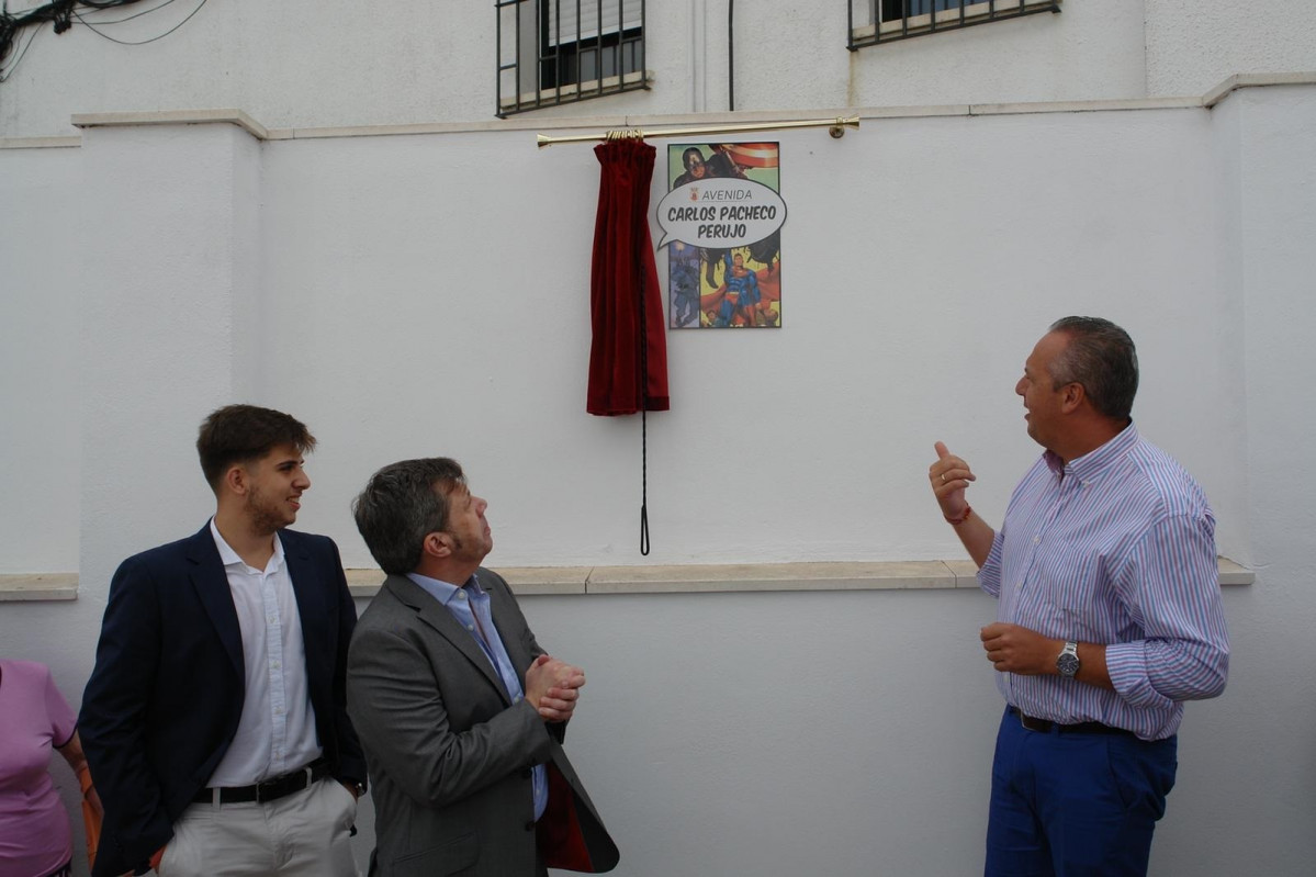 EuropaPress 4798663 carlos pacheco descobrint placa carrer té sant roc