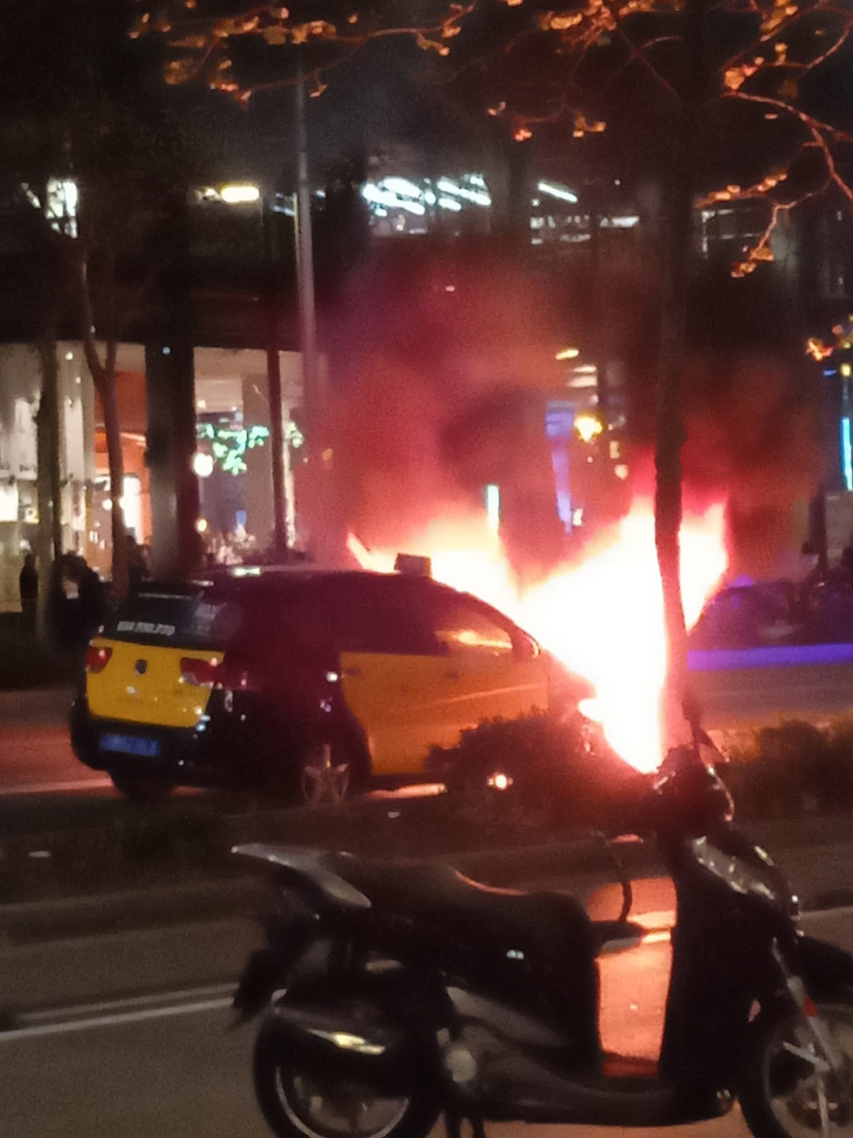 Imatge del taxi incendiat a l'avinguda Diagonal