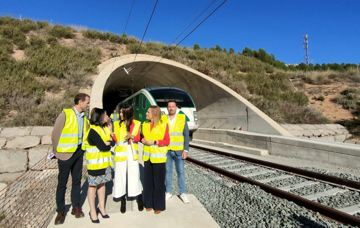 Catalunya press La secretària d'Estat de Mitma, Isabel Pardo de Vera, visita a Vallada (València) l'inici de les proves del tren d'Adif al tram entre Xu00e0tiva i el nus de l'Encina