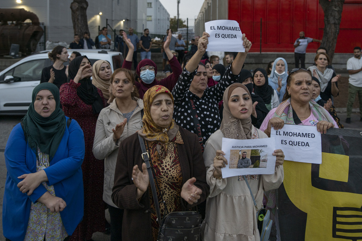 Un grup de persones es manifesten per a la posada en llibertat de l'activista Mohammad Said davant el CIE Zona Franca, el 25 d'octubre del 2022, a Barcelona, Catalunya (Espanya). L'activista Mohamed Said ha assegurat que aquest dijous presentarà un recurs després de