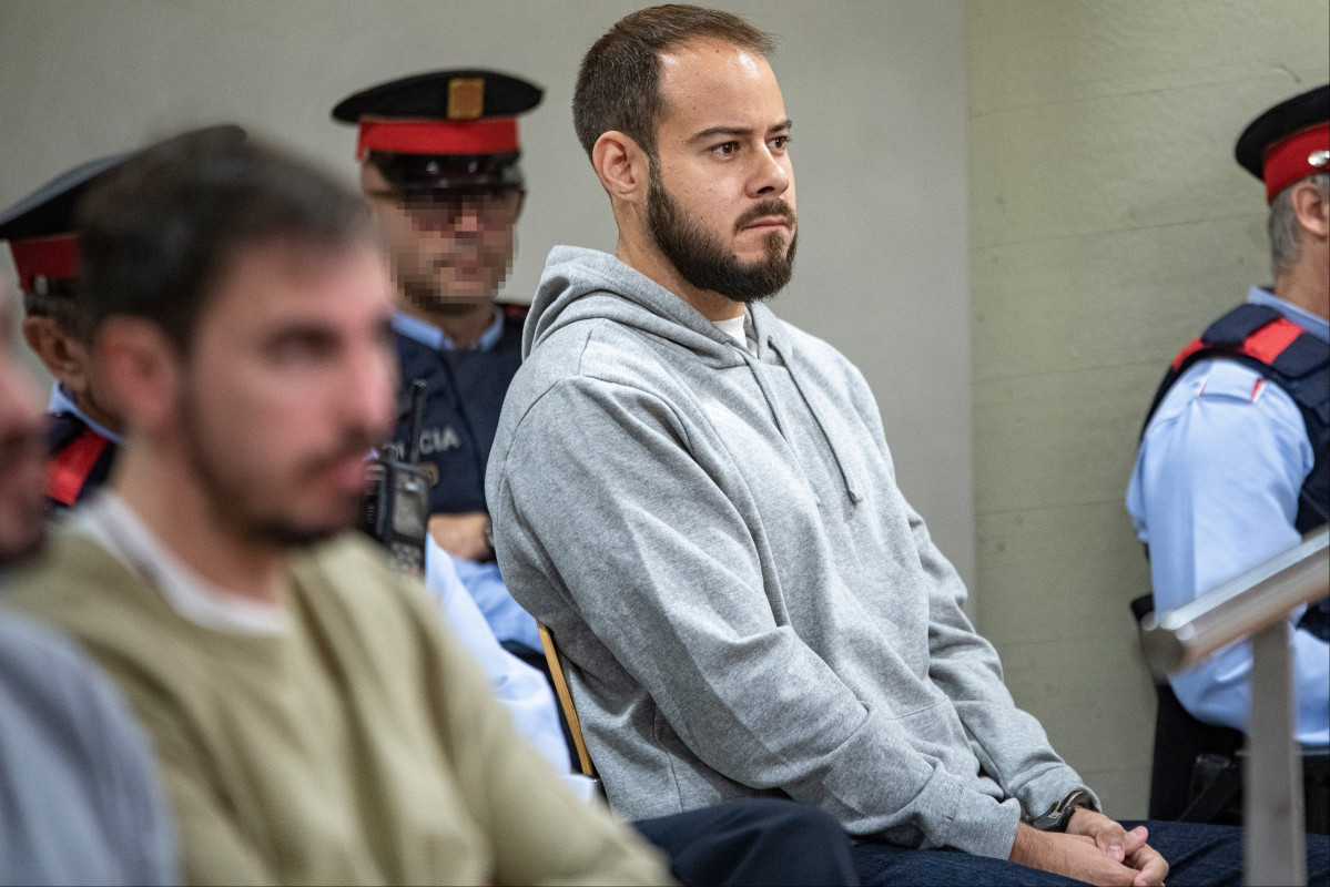 El raper Pablo Hasel (2d) durant un judici a l'Audiència de Lleida, el 23 de novembre del 2022, a Lleida, Catalunya (Espanya).