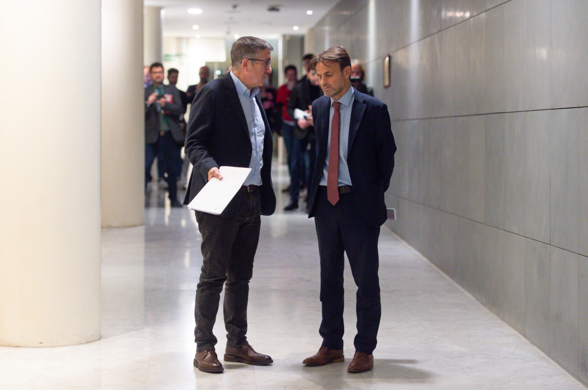 El portaveu del PSOE al Congrés, Patxi López (i), i el president del grup parlamentari d'Unidas Podemos al Congrés, Jaume Asens (d), en presentar la seva iniciativa