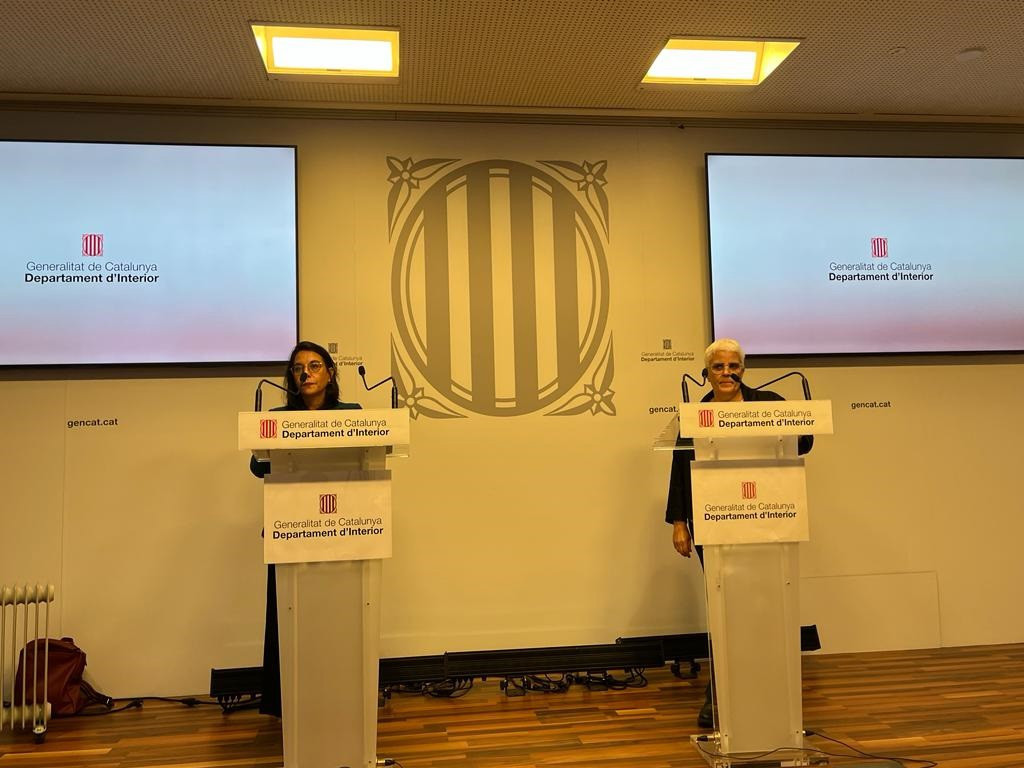Maig de l'encarregada de l'enquesta, Montserrat Aguilera, i la secretària de Feminismes, Montserrat Pineda
