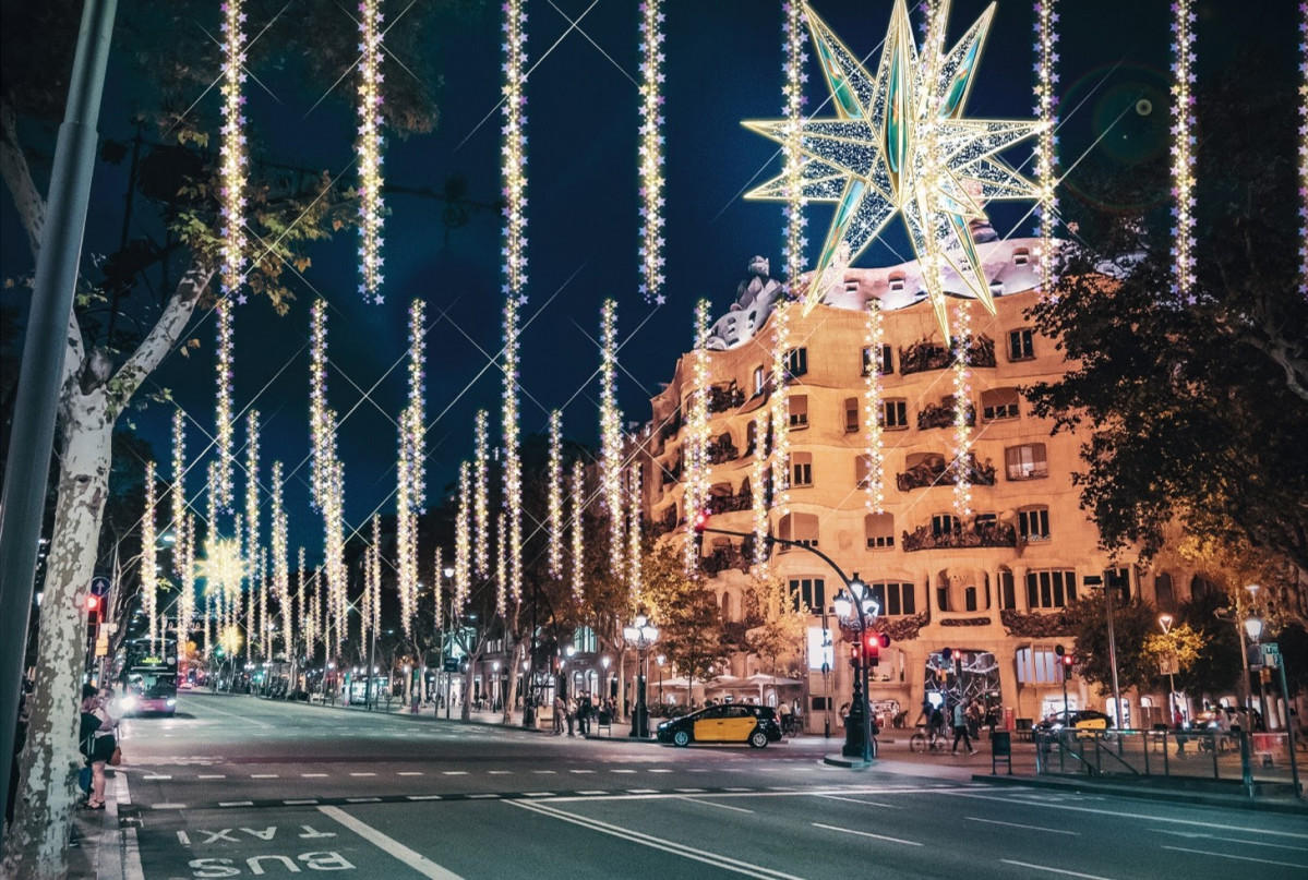 Arxiu - L'enllumenat de Nadal del passeig de Gràcia de Barcelona incorpora l'estrella de la Sagrada Família.