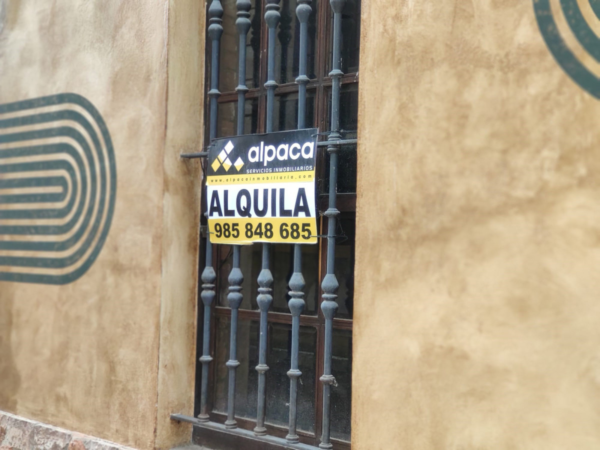 Arxiu - Cartell de 'Es lloga' en un habitatge de lloguer.