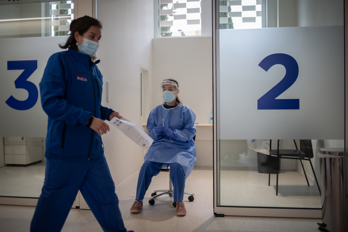 Arxiu - Dos professionals sanitaris, a l'edifici Garbí-Vall d'Hebron, a Barcelona, Catalunya (Espanya), 16 de febrer de 2021