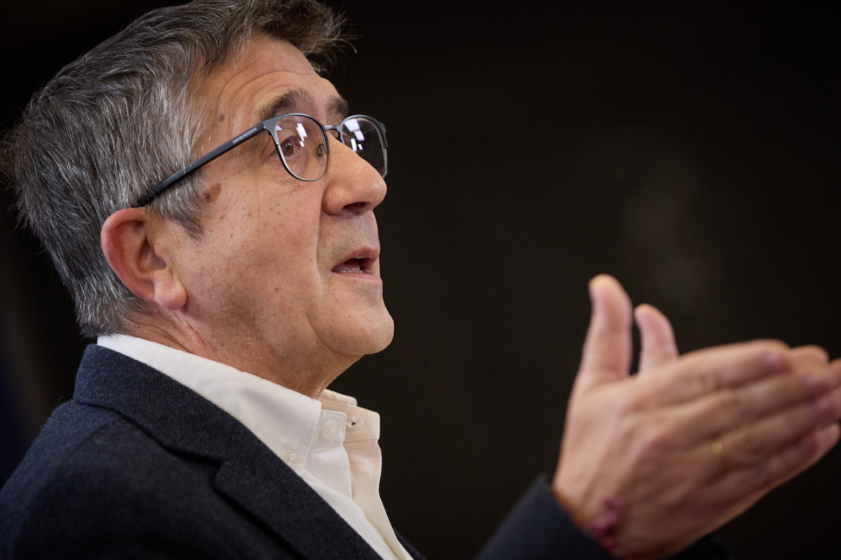 El portaveu del PSOE al Congrés, Patxi López, durant una roda de premsa.