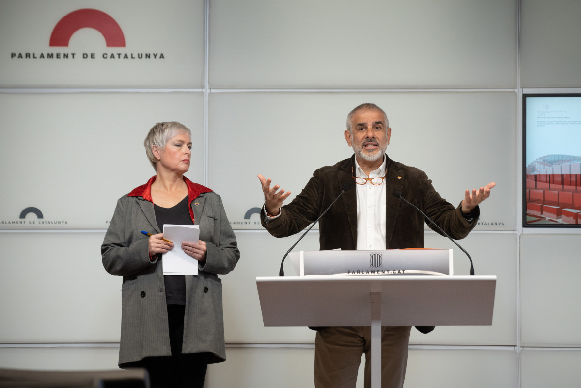 El president de Cs, Carlos Carrizosa, i la diputada Anna Grau en roda de premsa al Parlament.