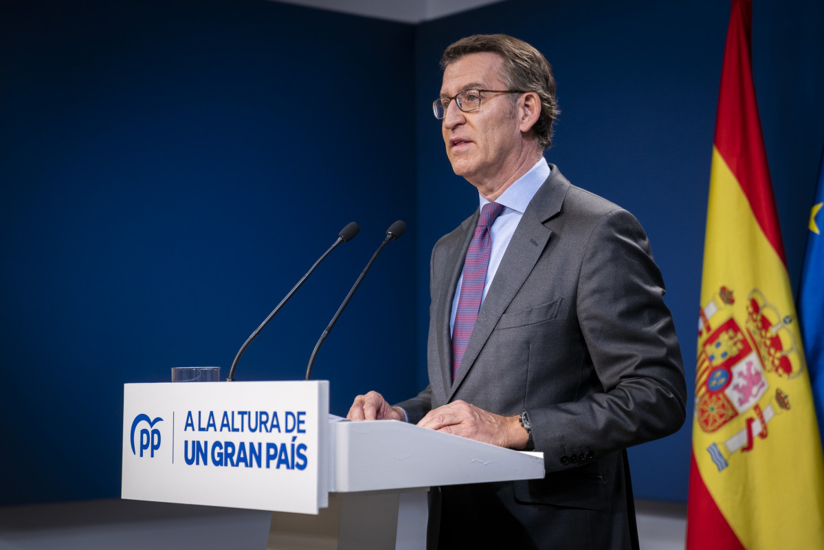 El president del Partit Popular (PP), Alberto Núñez Feijóo, compareix per fer una declaració institucional davant els mitjans per l'anunci del Govern de la derogació del delicte de sedició del Codi Penal, a la seu del PP al carrer Gènova,