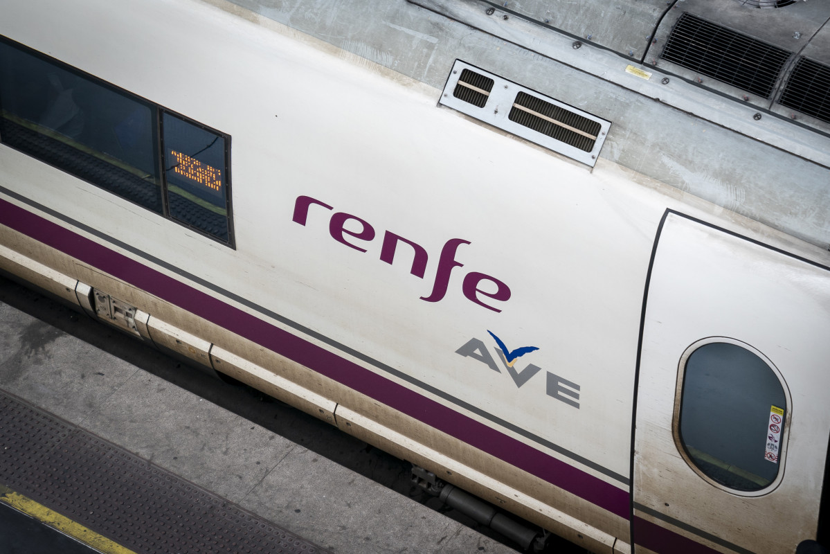 Arxiu - Un AVE de Renfe estacionat en una de les vies de l'estació Porta d'Atocha-Almudena Grans c