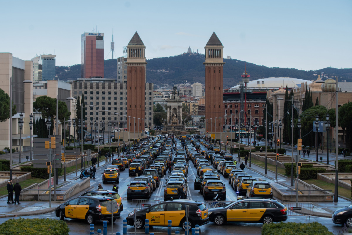 Centenars de taxis durant una mobilització convocada per Élite Taxi i Stac “en defensa de la tarifa regulada i en defensa dels usuaris”, a 17 de gener de 2023, a Barcelona, Catalunya (Espanya)