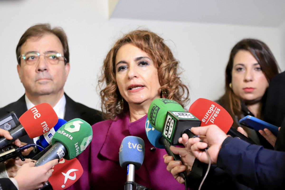 La ministra d'Hisenda i Funció Pública, María Jesús Montero, atén els mitjans de comunicació.