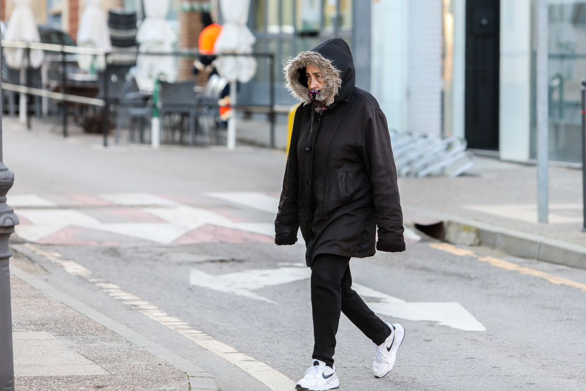 Una dona passeja per un dels carrers de Calamocha amb motiu del dia més fred de l'any, amb motiu del dia més fred de l'any, el 21 de gener de 2023, a Calamocha, Terol, Aragó (Espanya).