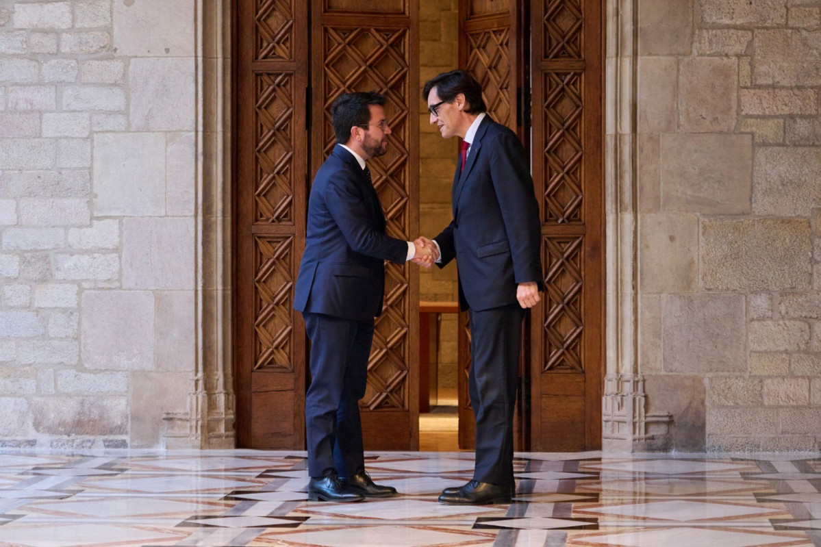 El president de la Generalitat, Pere Aragonès, i el primer secretari del PSC i líder de l'oposició, Salvador Illa, se saluden abans de signar l'acord de pressupostos catalans del 2023