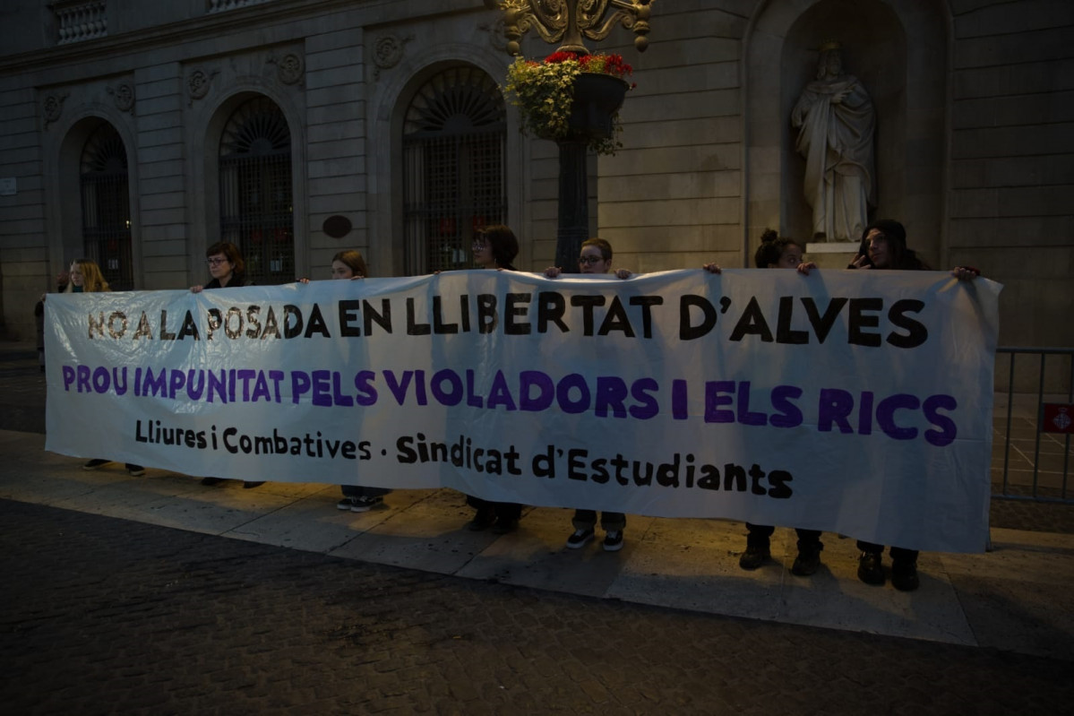 EuropaPress 4964632 trenta persones protesten barcelona contra petició llibertat dani alves