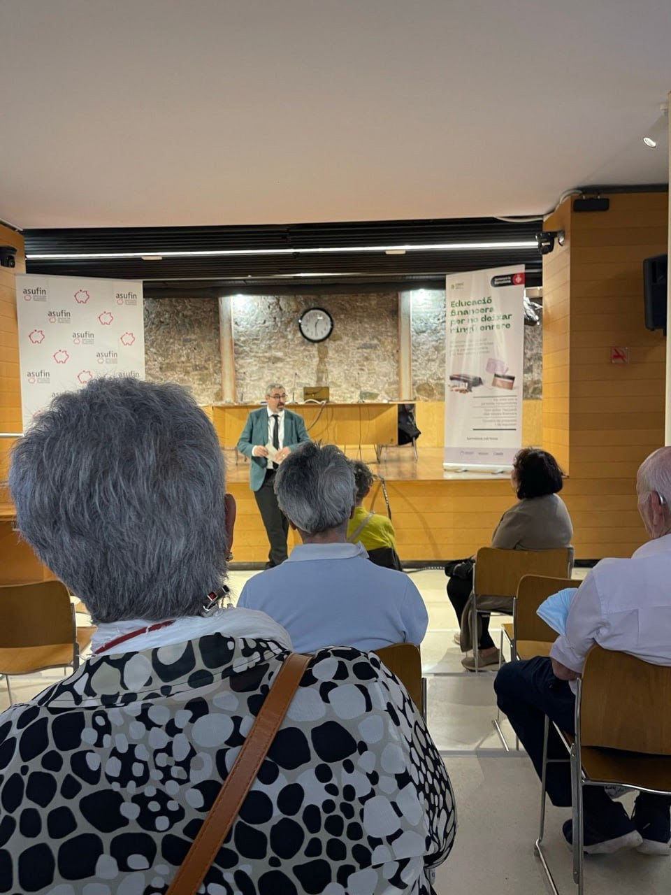 Imatge d´una de les sessions d´educació financera organitzada per l´Ajuntament de Barcelona