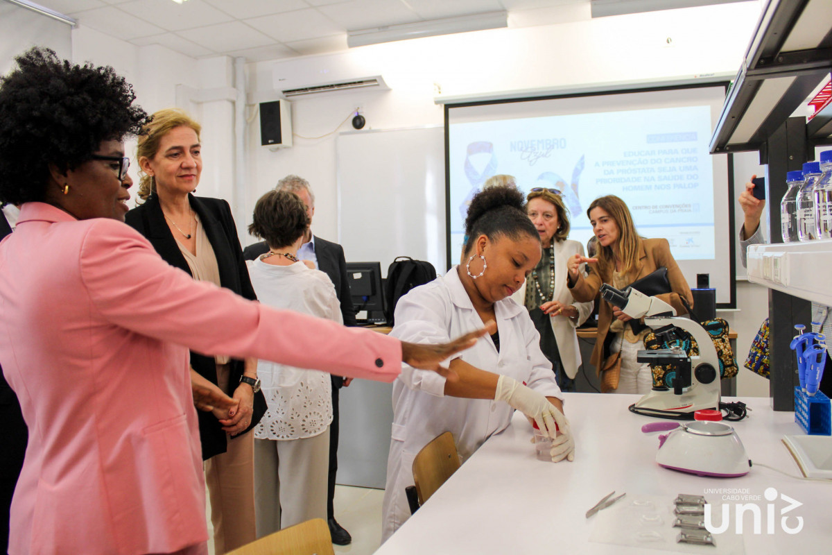 Arxiu - La directora de l'Àrea Internacional de la Fundació La Caixa, la Infanta Cristina, durant la inauguració del laboratori de la Universitat de Cap verd divendres