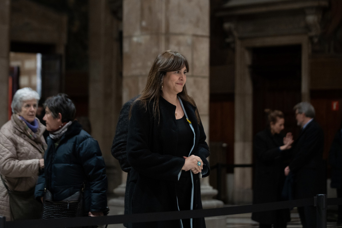 La presidenta de Junts Laura Borràs, a la capella ardent del periodista i escriptor Josep Maria Espinàs