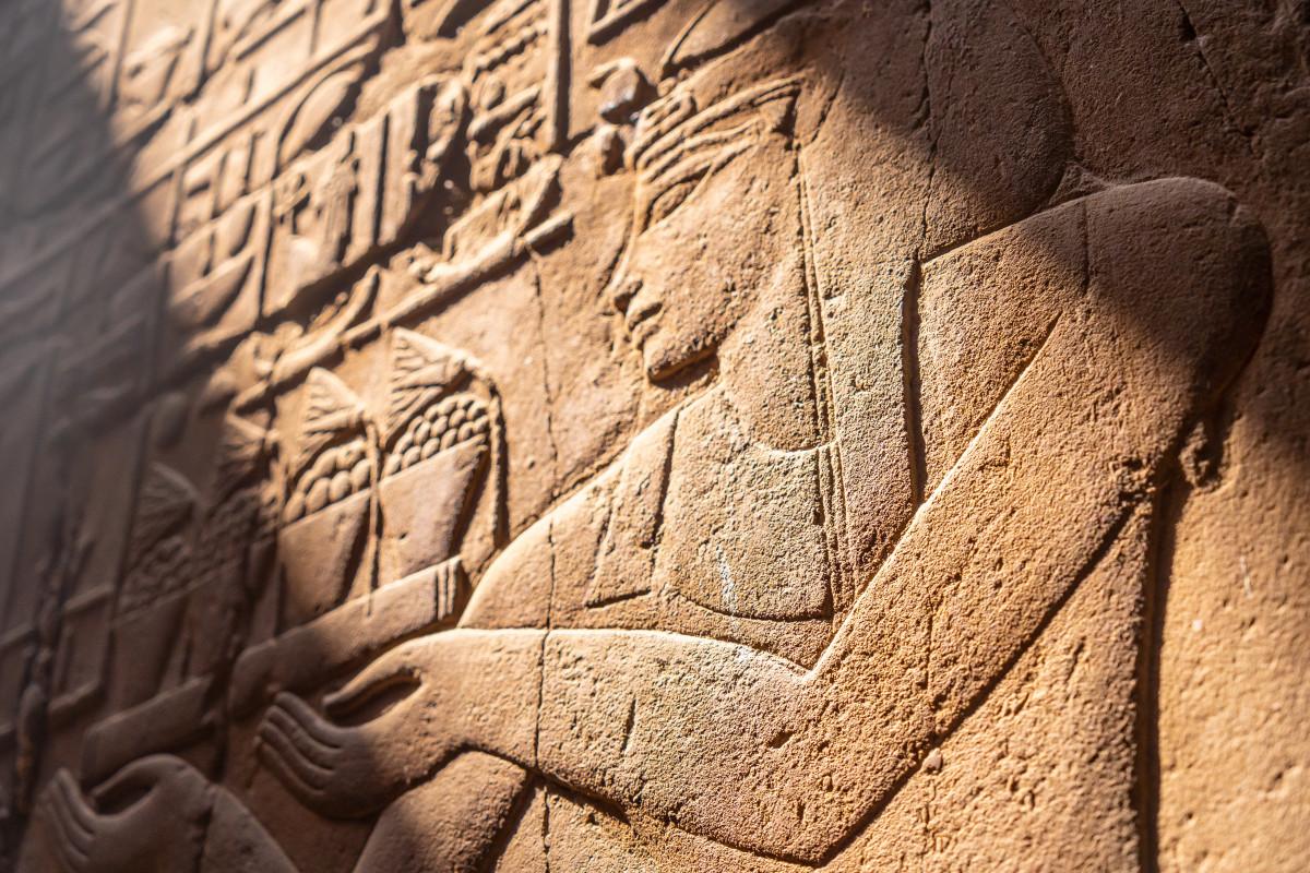 Primer pla gravats parets temple luxor egipte