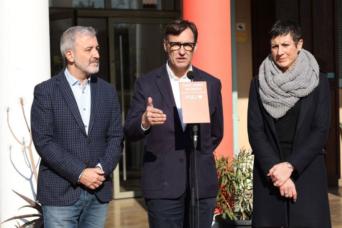 El candidat del PSC a l'Alcaldia de Barcelona, Jaume Collboni; el líder del PSC, Salvador Illa, i l'alcaldessa i candidata del PSC a l'Alcaldia de Sant Adrià de Besòs (Barcelona), Filo Cañete, a Sant Adrià de Besòs