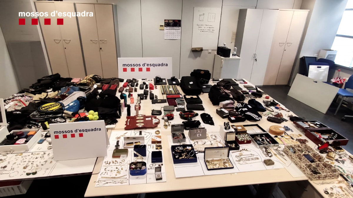 Detingut un home per presumptament cometre prop de 30 robatoris amb força a pisos de Barcelona