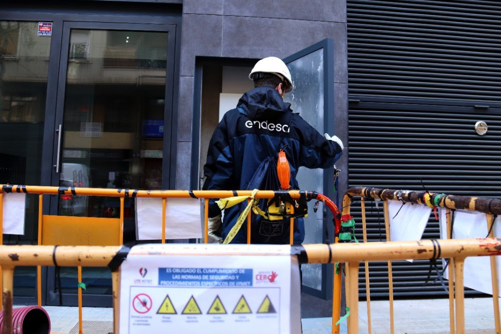 Un operari realitza treballs per electrificar la demanda a Mataró (Barcelona)