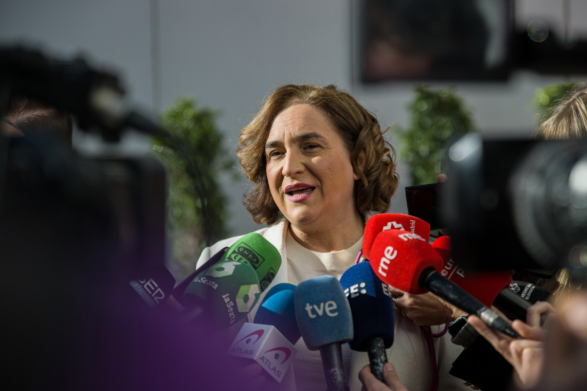 L'alcaldessa de Barcelona, Ada Colau, ofereix declaracions als mitjans, el 31 de gener del 2023, a l'Hospitalet de Llobregat, Barcelona, Catalunya (Espanya). Arxiu