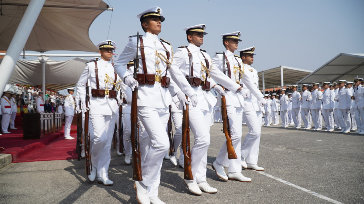 EuropaPress 4578341 membres armada desfilen lliurament reals despatxos nous oficials armada