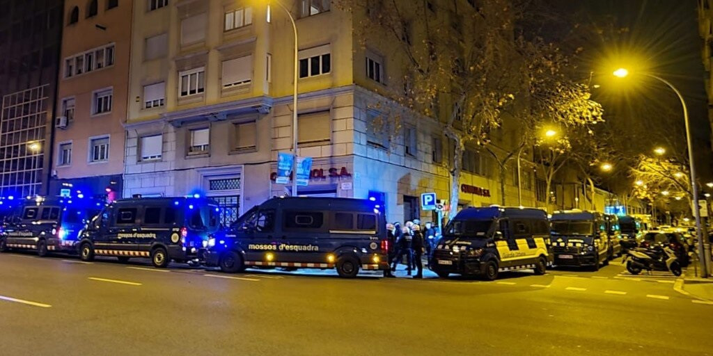 Dos detinguts i 37 identificats en un dispositiu policial a una sala de festes de Barcelona