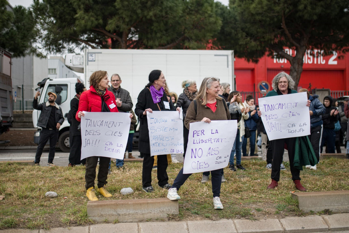 Manifestants contra l'obertura del mòdul de dones al Centre d'Internament d'Estrangers (CIE) de Barcelona