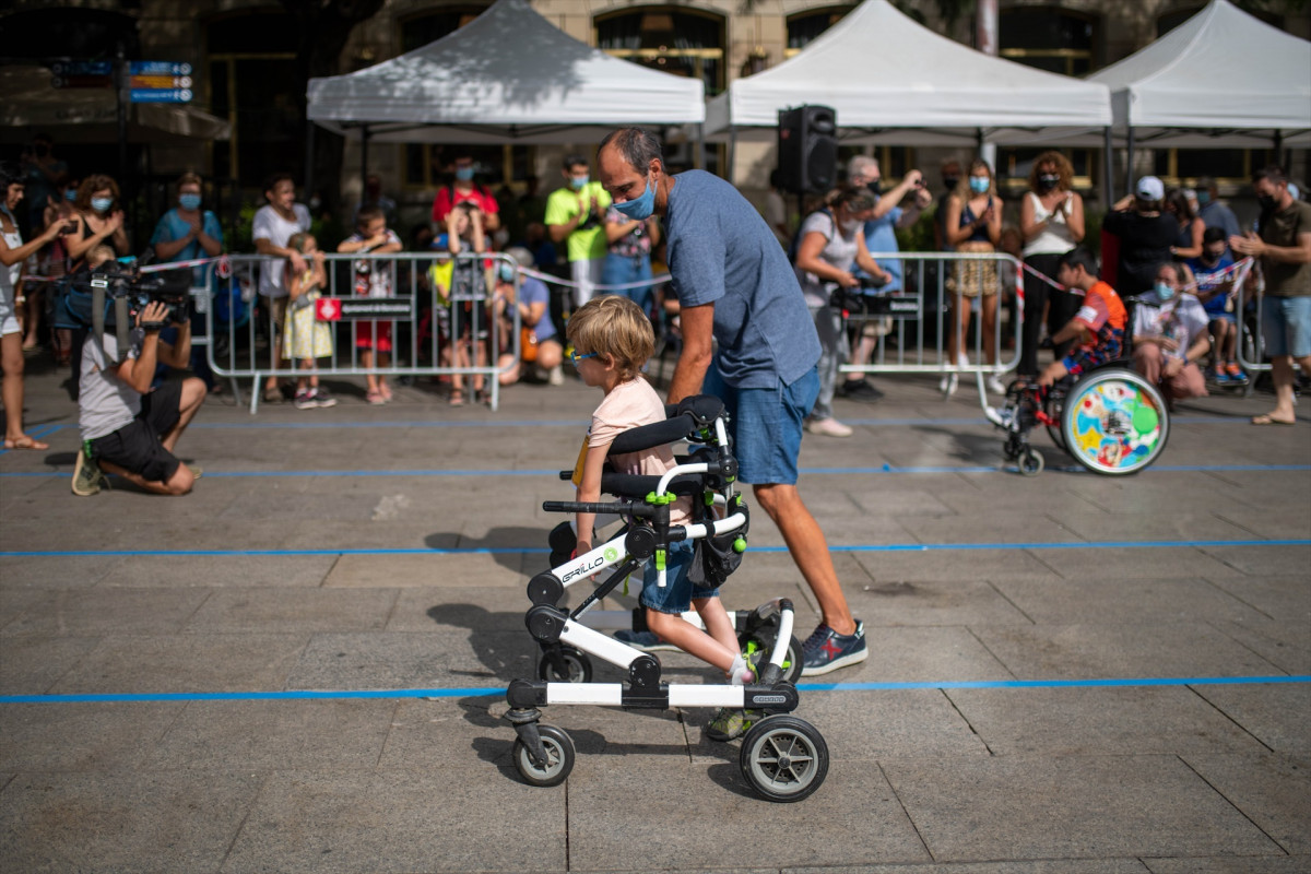 EuropaPress 3880883 nen mobilitat reduïda competeix primera cursa infantil adaptada festes