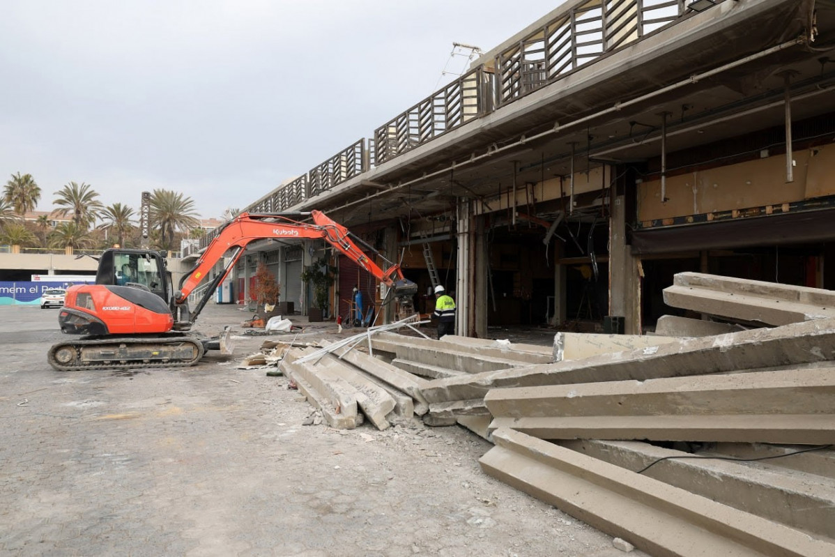Barcelona comença l'enderrocament per construir una zona de restauració al Port Olímpic