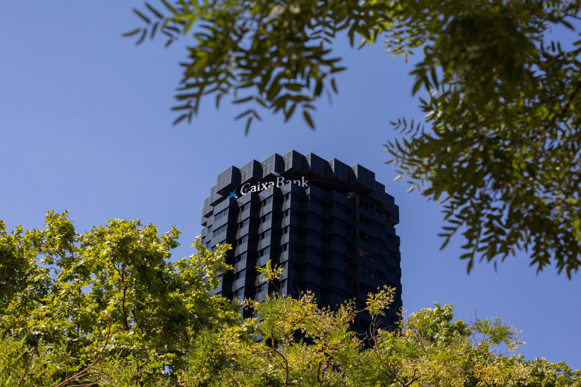 Arxiu - Façana de la seu de CaixaBank a l'Avinguda Diagonal de Barcelona.