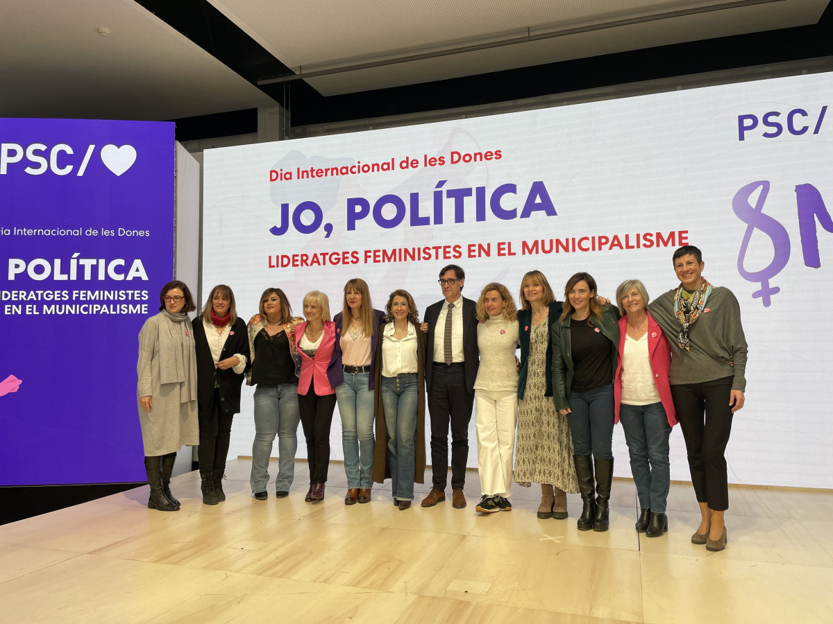 Raquel Sáncehz, Salvador Illa, Meritxell Batet, Núria Marín, Lluïsa Moret, Filo Cañete i altres candidates a l'alcaldia i alcaldesses de municipis catalans a l'acte de commemoració del Dia de la Dona del PSC.